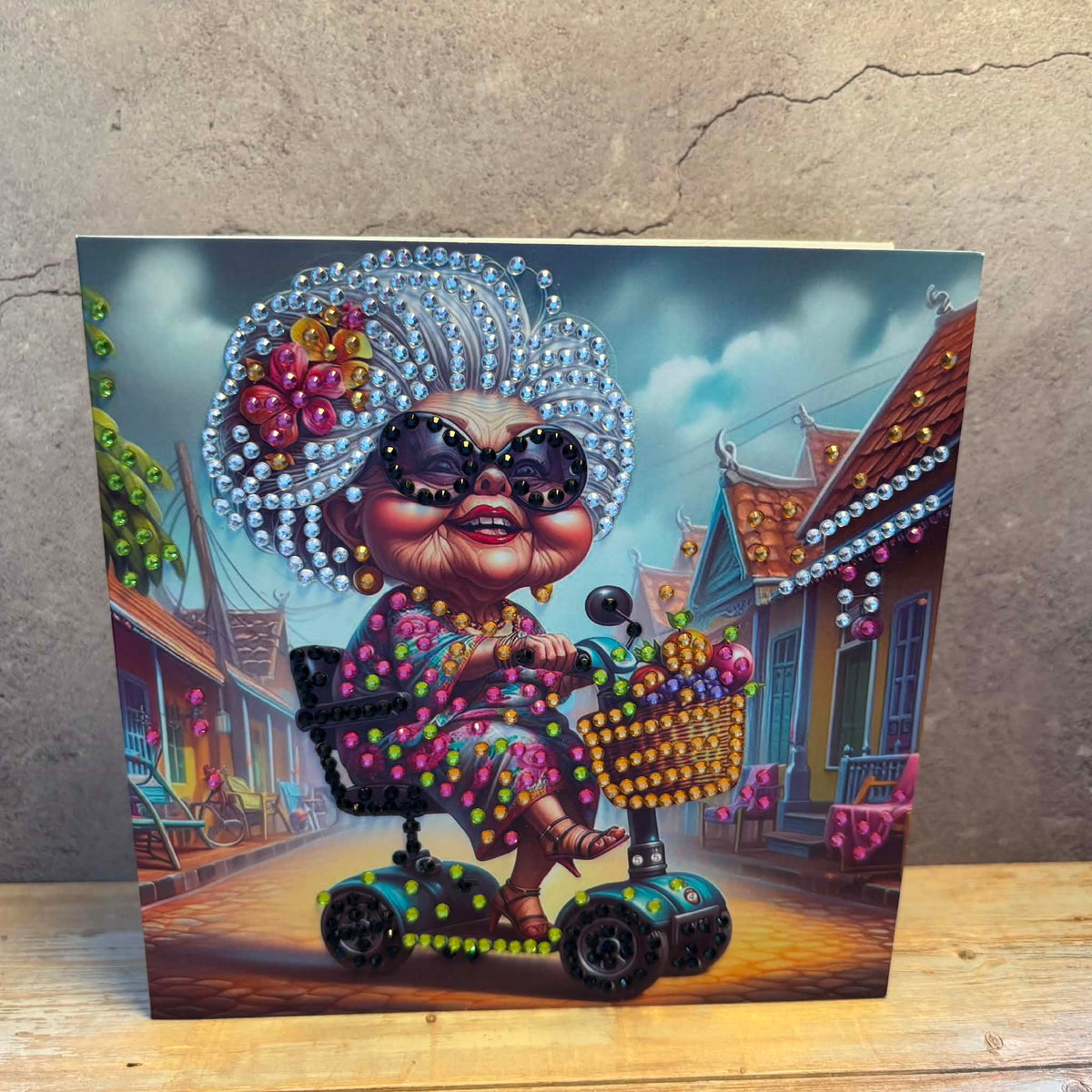 Kort med fargerik dame på scooter - "Enjoy today"