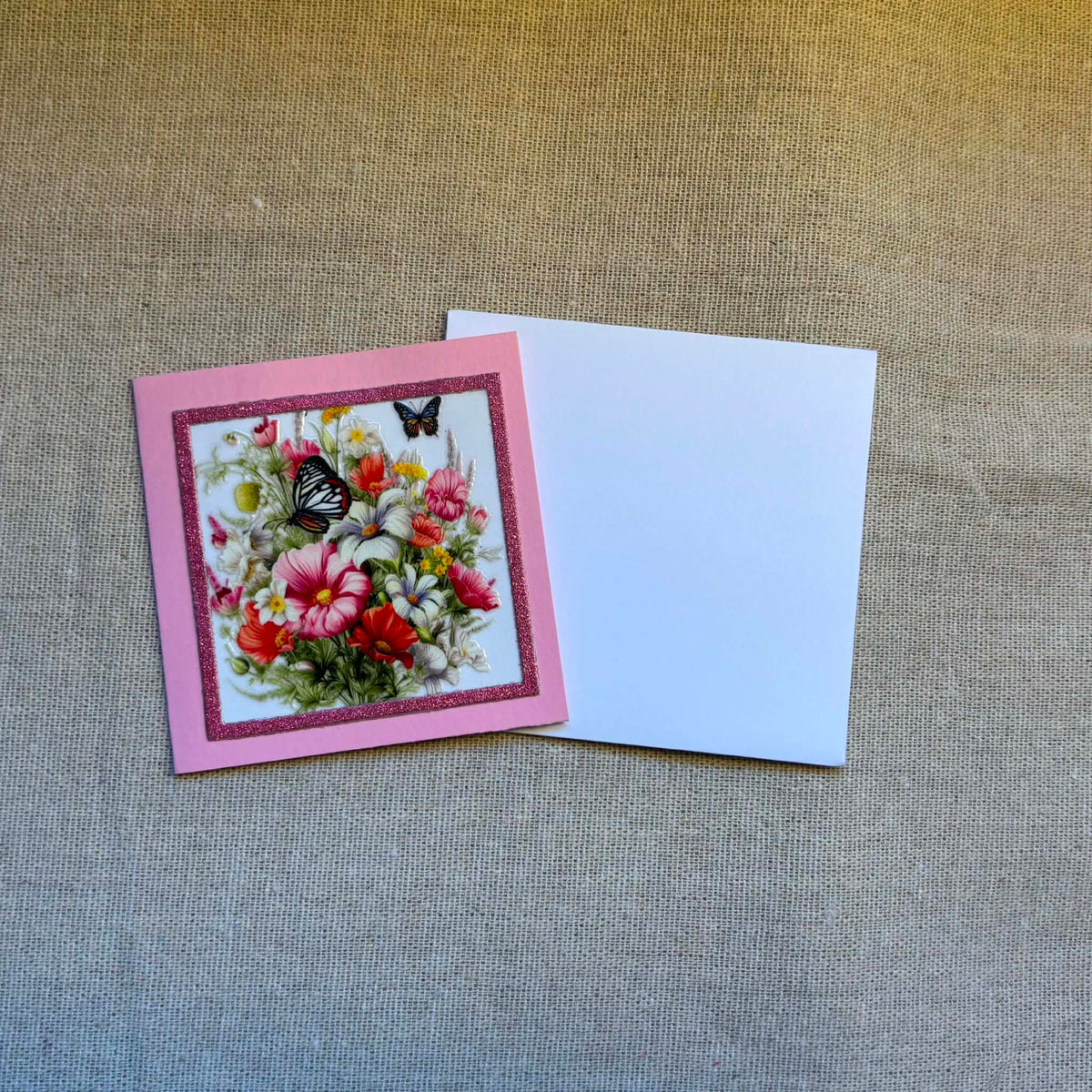 Kort med blomster og sommerfugler