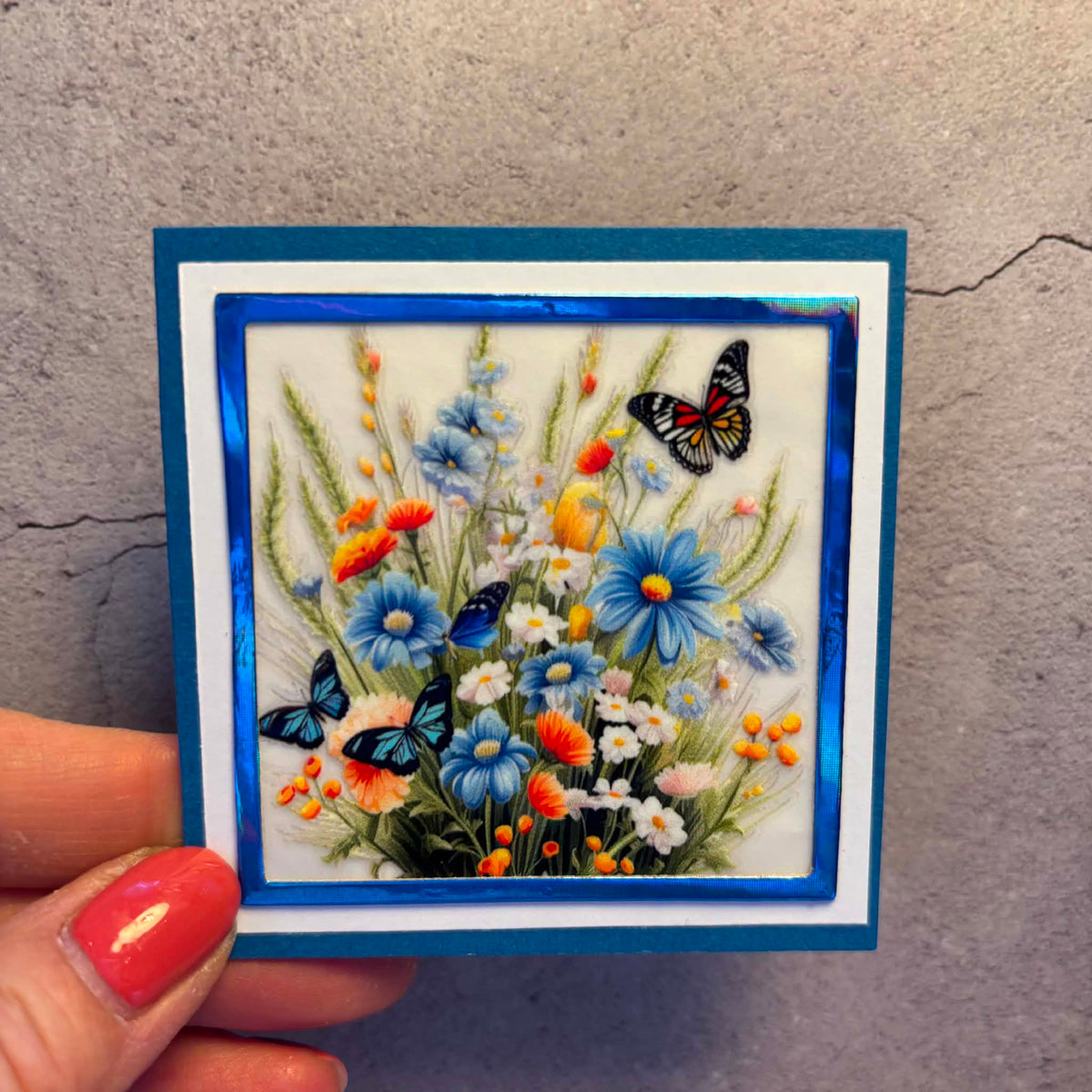 Kort med blomster og sommerfugler