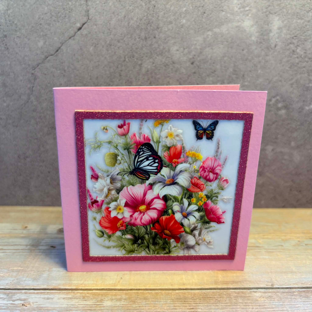 Kort med blomster og sommerfugler