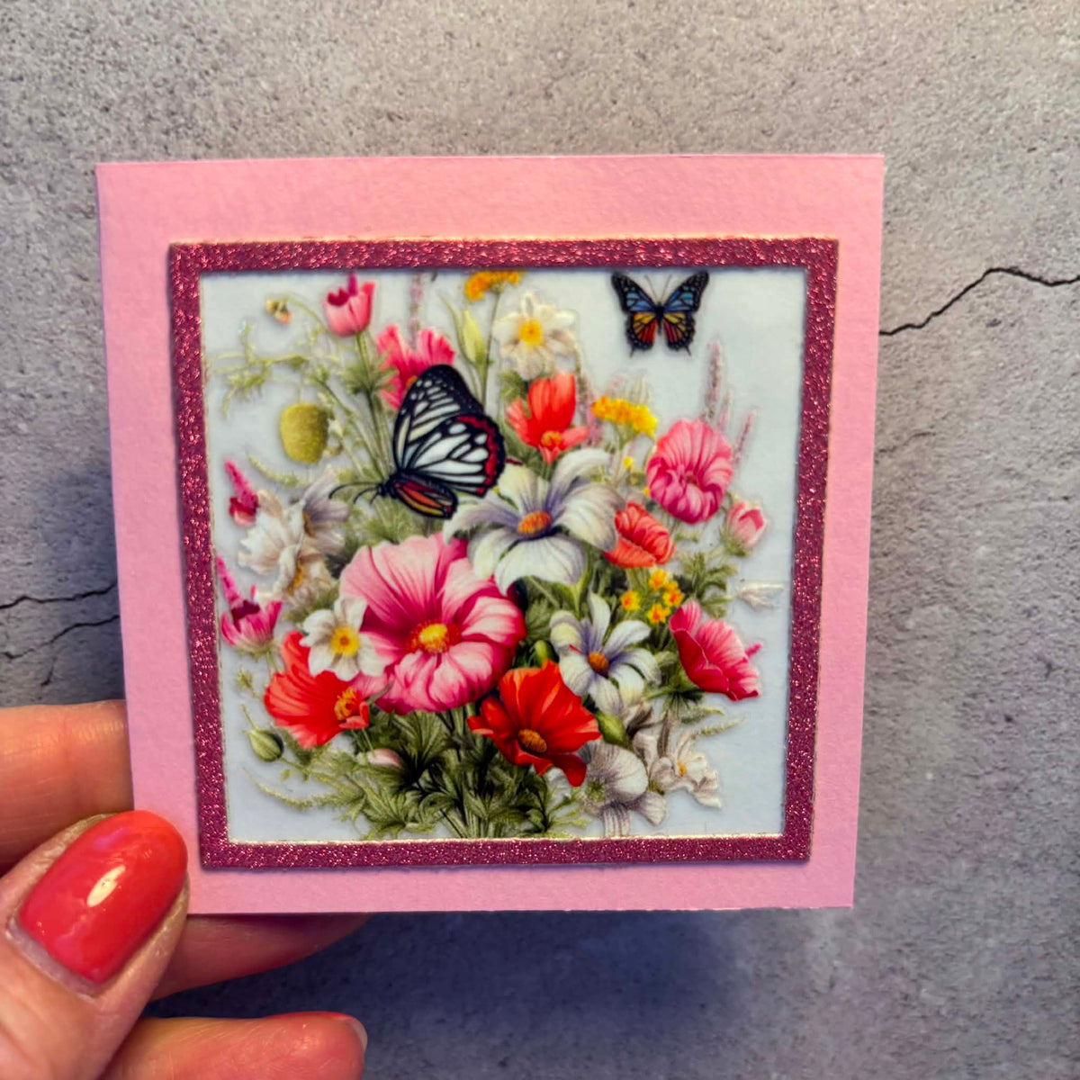 Kort med blomster og sommerfugler