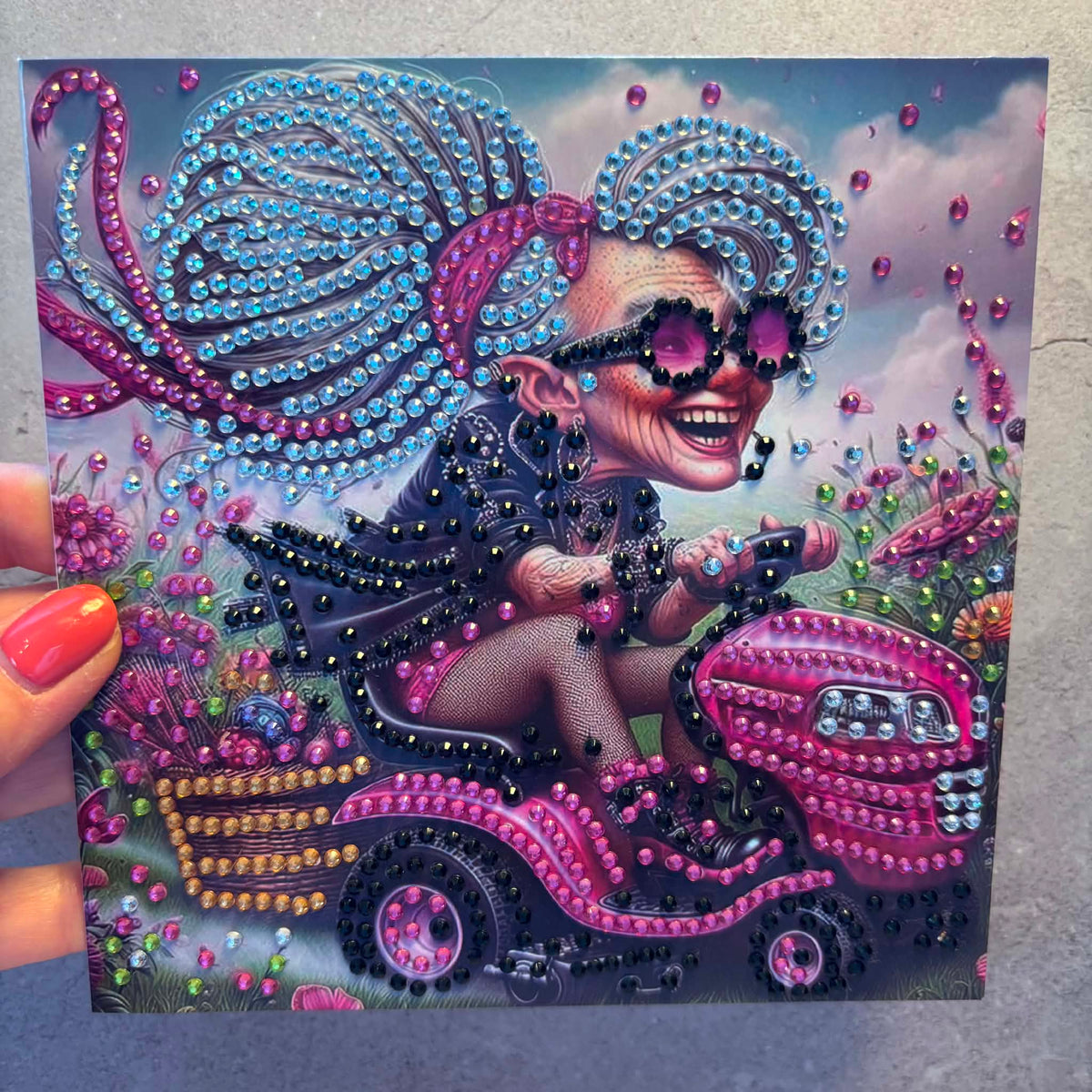 Kort med dame på scooter i fart - "Enjoy today"